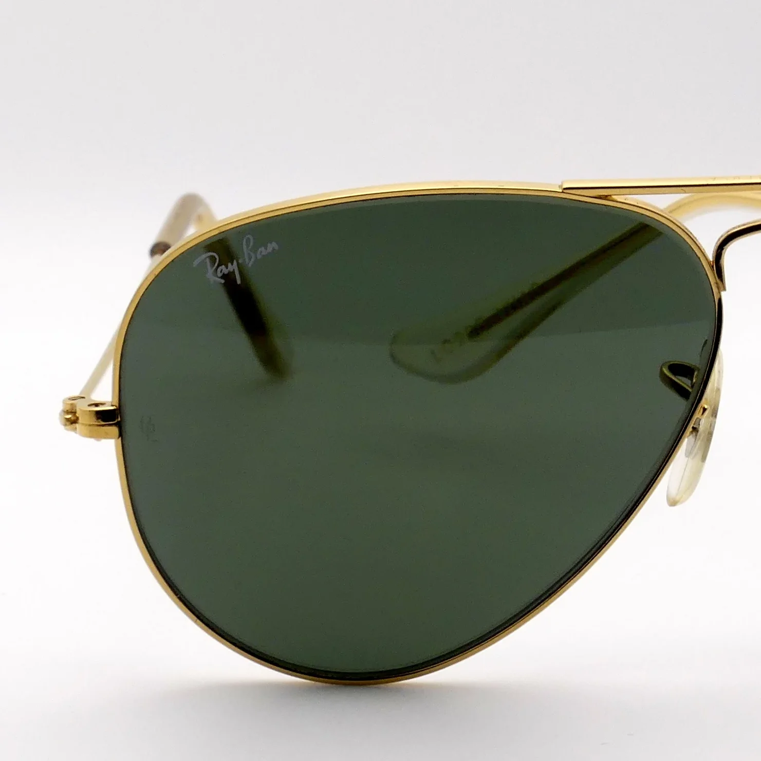 Vintage Bausch & Lomb Aviator sunglasses with mineral glass lenses and handcrafted metal frame, showcasing classic pre-1999 design. Bausch & Lomb vs Luxottica Ray-Bans